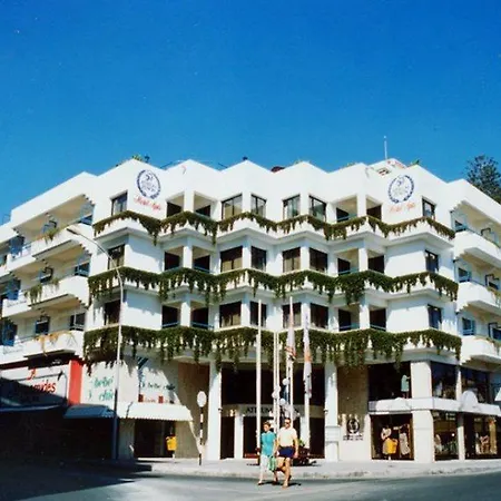 中庭泽农公寓酒店 3* 拉纳卡